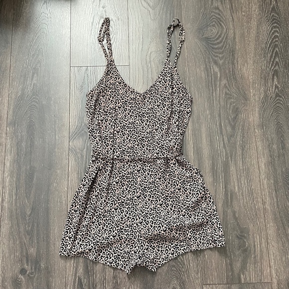 Leopard Print Romper - Picture 6 of 8